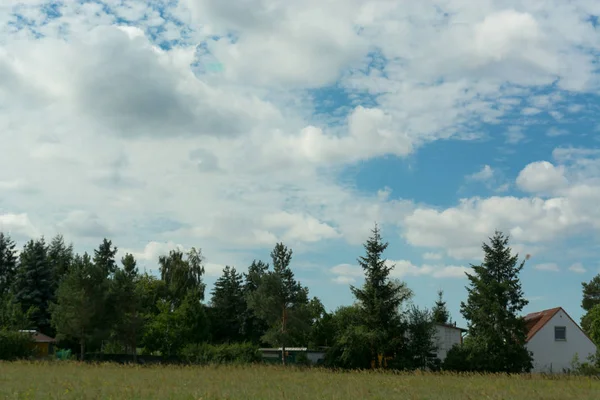 Panoramablick mit Windmühle — Stockfoto