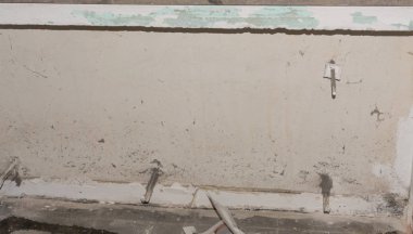 Eski bir merkezi ısıtma sökülmesi 