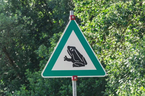 Triangulär sköld försiktighet paddor och grodor Cross — Stockfoto