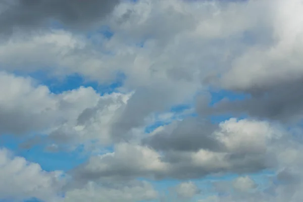 Ciel bleu avec de beaux nuages — Photo