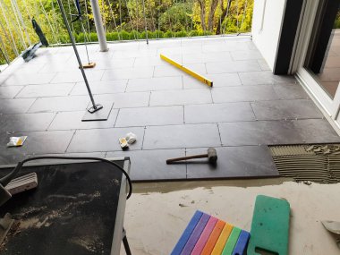 Balkon yer karoları montajı
