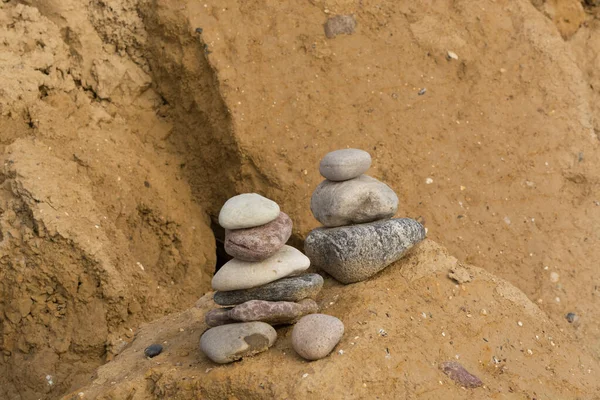 Баланс каменю з спа на річці або узбережжі — стокове фото