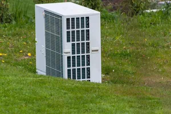 Unità pompa di calore aria in giardino — Foto Stock