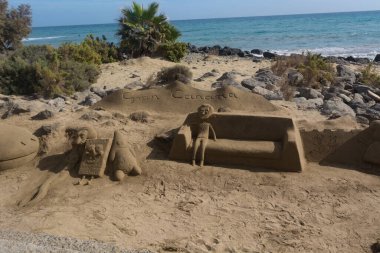 İspanya 'nın Meloneras plajındaki kumdan heykeller. Yazılı Gran Canaria.