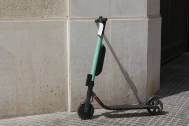 Yayalara park edilmiş elektrikli scooterlar ya da e-scooterlar - e-hareketlilik ya da mikro-hareketlilik eğilimi