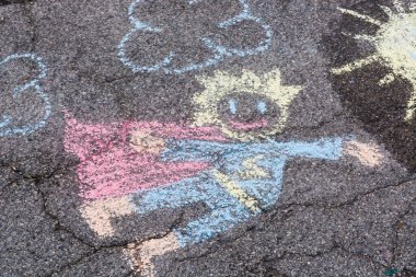 Gri asfalt sokakta yaratıcılık, yaratıcı insanlar için açık hava aktiviteleri. Üst görünüm, alanı kopyala.