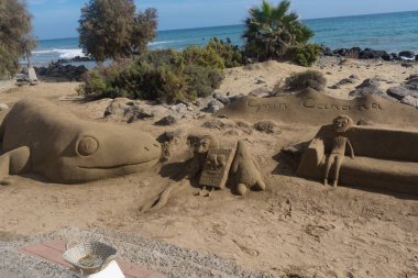 İspanya 'nın Meloneras plajındaki kumdan heykeller. Yazılı Gran Canaria.