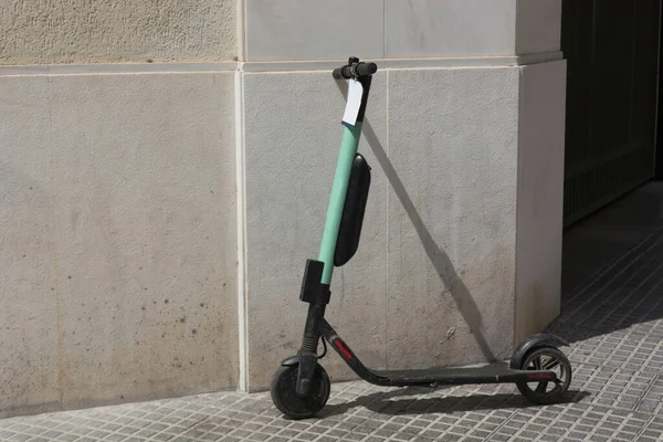 歩行者ゾーンに駐車している電気スクーターや電子スクーター 電子移動度やマイクロモビリティの傾向 — ストック写真