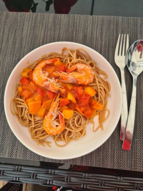 Restoranın içinde, Burgundy tonlarında dekore edilmiş büyük bir masa hazırlandı.