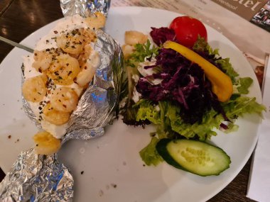 Restoranın içinde, Burgundy tonlarında dekore edilmiş büyük bir masa hazırlandı.