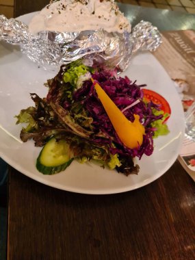 Restoranın içinde, Burgundy tonlarında dekore edilmiş büyük bir masa hazırlandı.