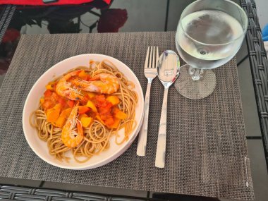 Restoranın içinde, Burgundy tonlarında dekore edilmiş büyük bir masa hazırlandı.