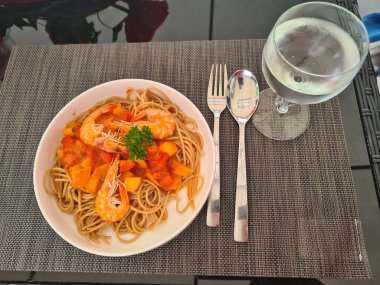 Restoranın içinde, Burgundy tonlarında dekore edilmiş büyük bir masa hazırlandı.