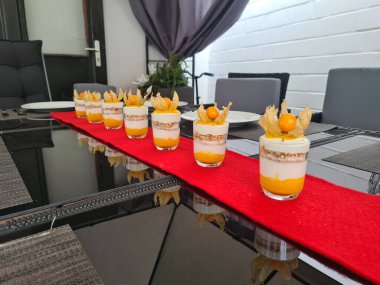 Ahududulu tatlı, cheesecake, önemsiz, ahşap arka planda bir bardakta fare.