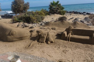 İspanya 'nın Meloneras plajındaki kumdan heykeller. Yazılı Gran Canaria.