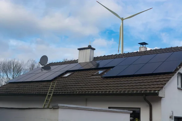 Casa Moderna Con Impianto Fotovoltaico Pannelli Solari Produzione Energia Elettrica — Foto Stock
