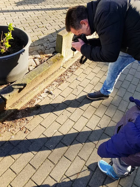 Чоловік Фотографує Тушу Мертвої Миші Лежить Вулиці Вибірковий Фокус — стокове фото