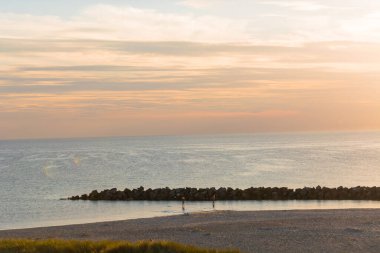 Baltık Se sahilinde gün batımı