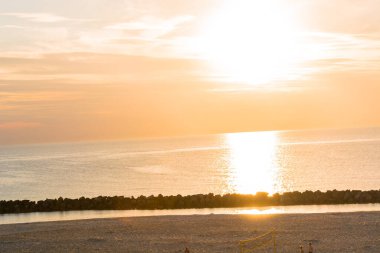 Baltık Se sahilinde gün batımı