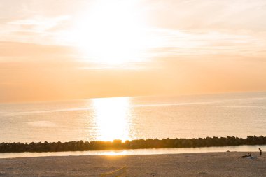 Baltık Se sahilinde gün batımı