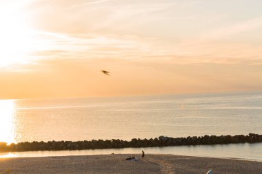 Baltık Se sahilinde gün batımı