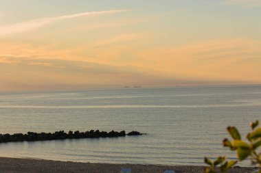 Baltık Se sahilinde gün batımı