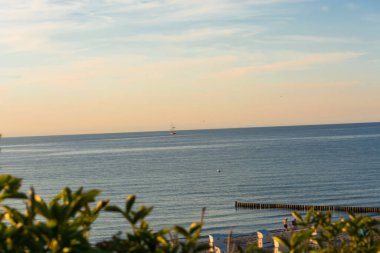 Baltık Se sahilinde gün batımı