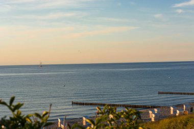 Baltık Se sahilinde gün batımı