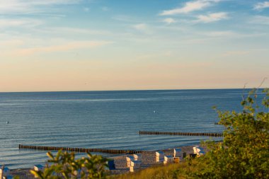 Baltık Se sahilinde gün batımı