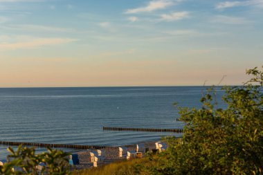 Baltık Se sahilinde gün batımı