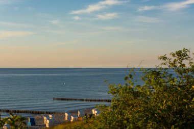 Baltık Se sahilinde gün batımı
