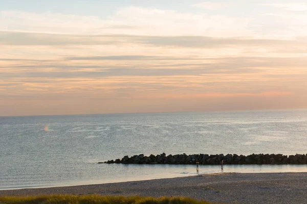 Baltık Se sahilinde gün batımı