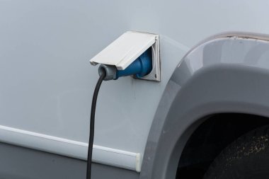 CEE prizi olan mobil bir eve CEE güç kaynağı sağlayan bir güç kaynağı..