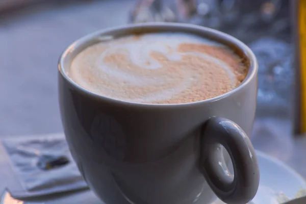 Ένα Λευκό Φλιτζάνι Καφέ Latte Τέχνη Πριν Bokeh Φόντο — Φωτογραφία Αρχείου