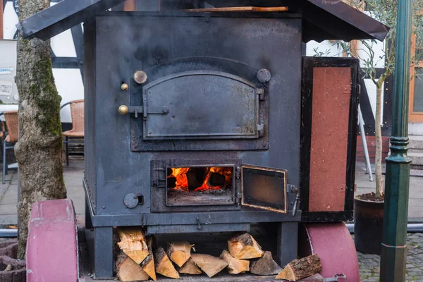 户外移动式金属厨房炉灶 — 图库照片