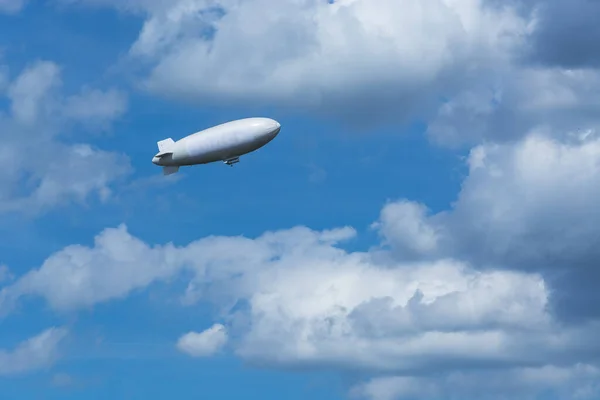 Dirigible Zeppelin Contra Cielo Azul Con Nubes Oscuras — Foto de Stock