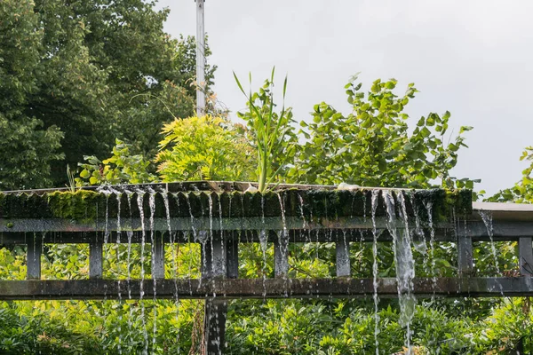 Kleiner Wehrwasserfall Einem Öffentlichen Park — Stockfoto