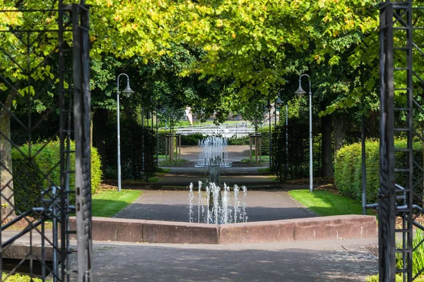 Pequeña Fuente Cascada Vertedero Parque Público —  Fotos de Stock