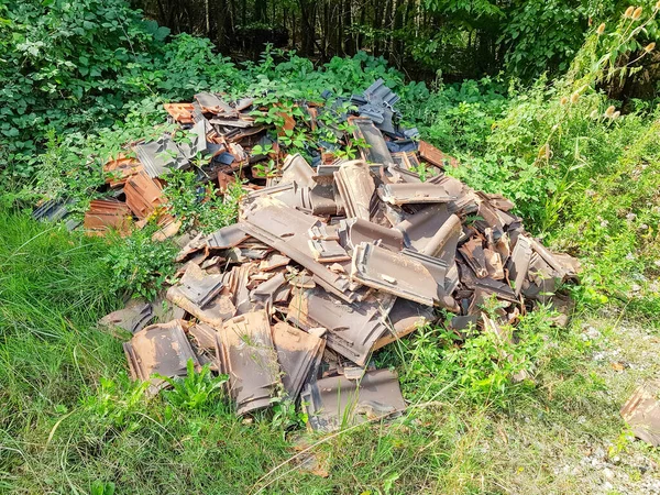 Illegal Illegal Disposal Roof Tiles Forest — Stock Photo, Image