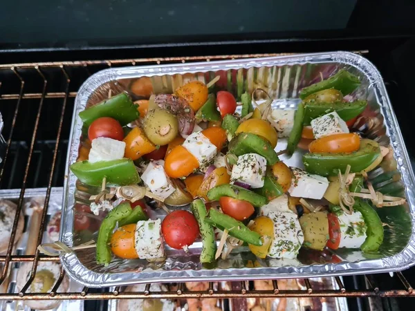 Gegrillte Spieße Mit Gemischtem Gemüse Serviert Auf Einem Holzbrett Mit — Stockfoto