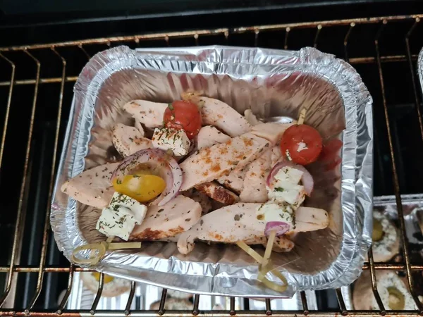 Gegrilde Spiesen Met Gemengde Groenten Geserveerd Een Houten Snijplank Met — Stockfoto