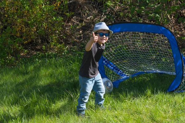 Niño Con Sombrero Gafas Sol Jugando Fútbol Jardín — Foto de Stock