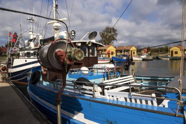 deniz kıyısında bir limanında demirlemiş bir balıkçı teknesi