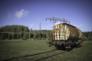 Fabrika sahil üzerinde terk edilmiş bir
