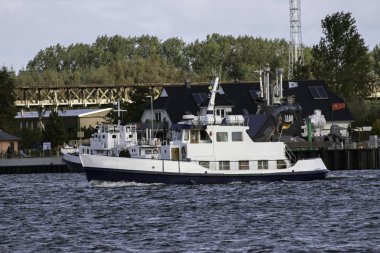 deniz kıyısında bir limanında demirlemiş bir balıkçı teknesi