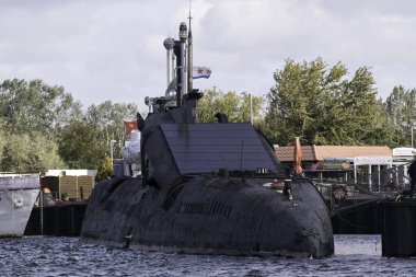 Askeri bir denizaltı limanında demirlemiş