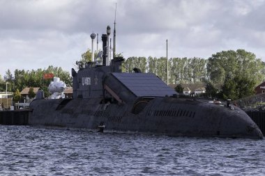 Askeri bir denizaltı limanında demirlemiş
