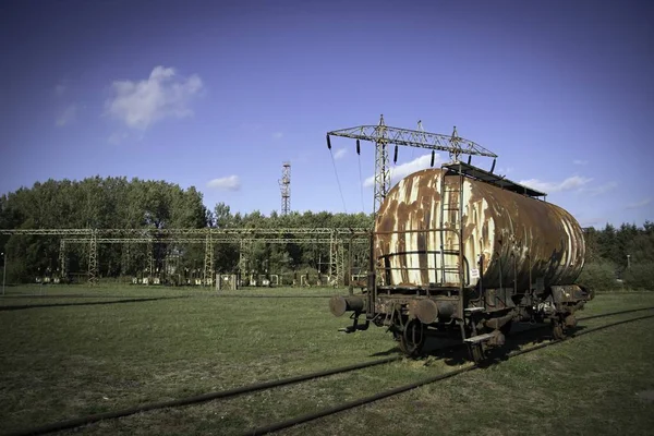 Fabrika sahil üzerinde terk edilmiş bir