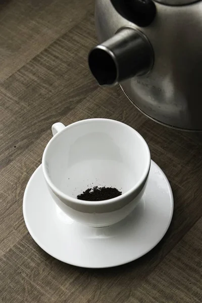 Előkészítése Forró Kávét Fehér Bögre — Stock Fotó