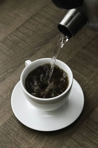Előkészítése Forró Kávét Fehér Bögre — Stock Fotó